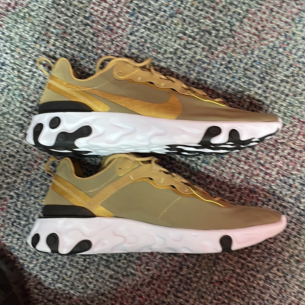 Nike - Picture 3 of 6